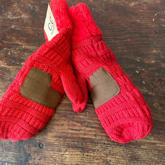 CCExclusives red warm winter mitts - Picture 2 of 3